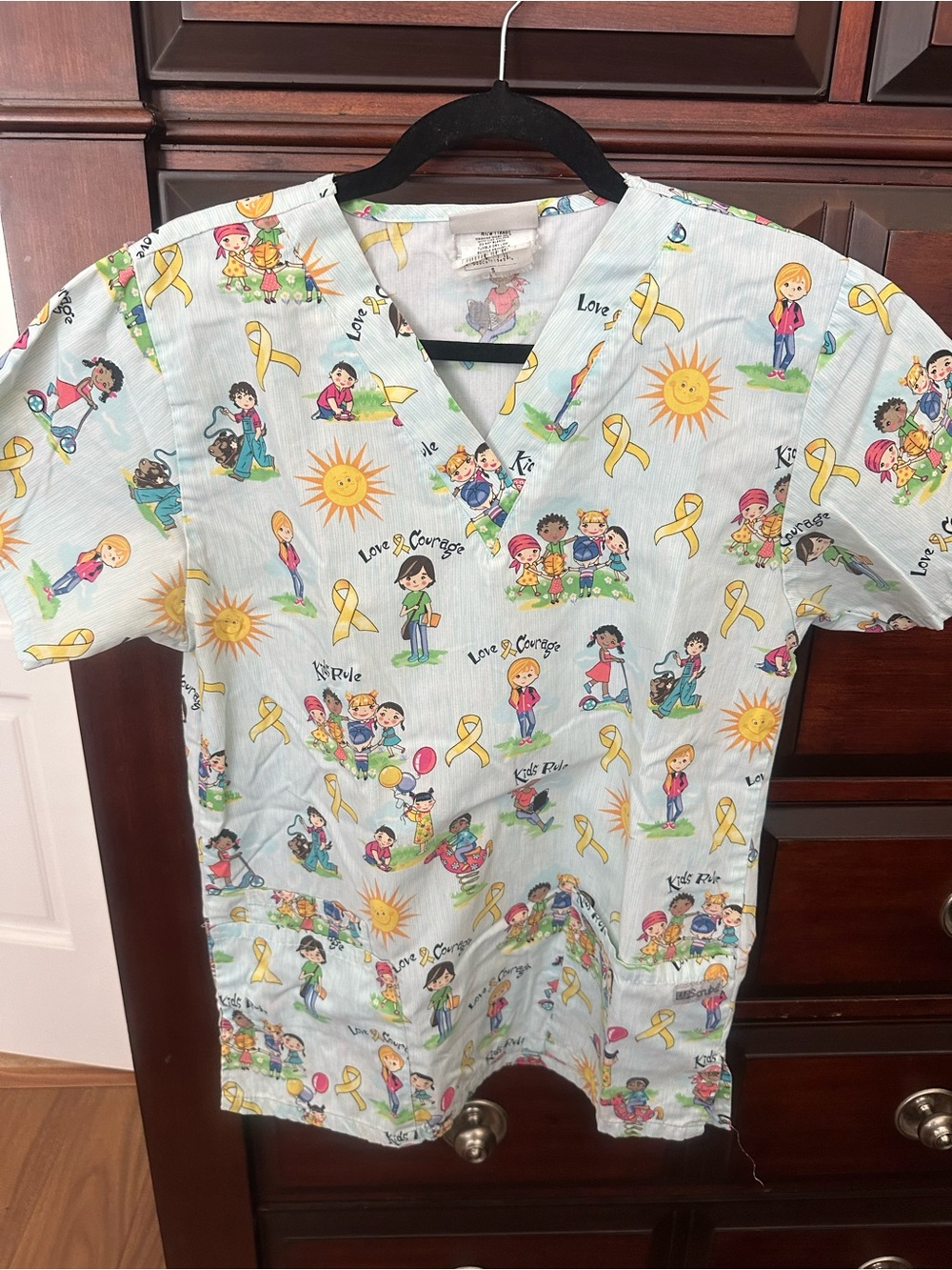 Children Playing Printed Scrub Top Women’s Sz Medium